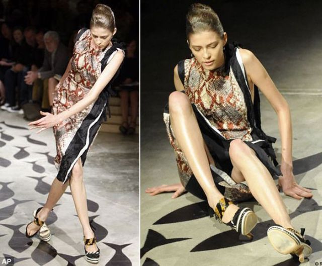 Catwalk Fails – When Models fall (26 pics)