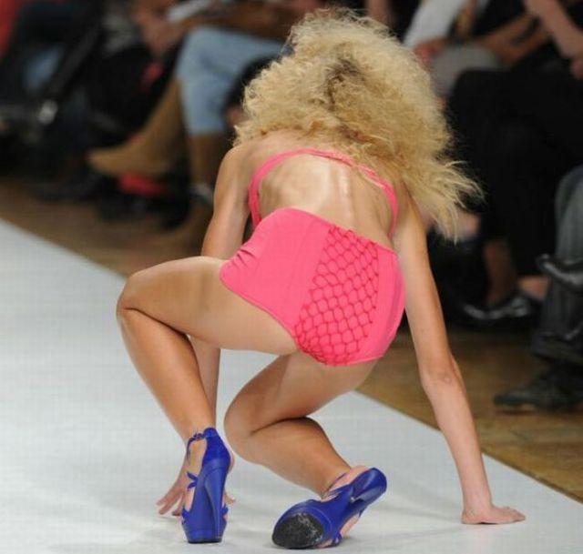 Catwalk Fails – When Models fall (26 pics)