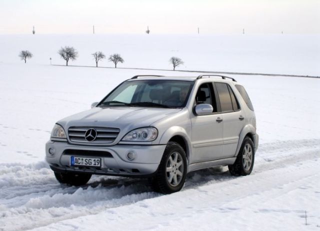 Pretty Girls Stuck in Snowy Roads (34 pics)