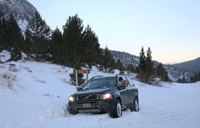 Pretty Girls Stuck in Snowy Roads (34 pics)
