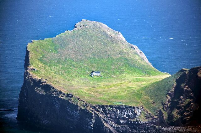 Alone in the middle of nowhere (16 pics) Alone in the middle of nowhere (16 pics)
