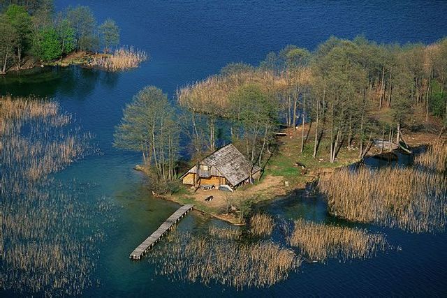 Alone in the middle of nowhere (16 pics)