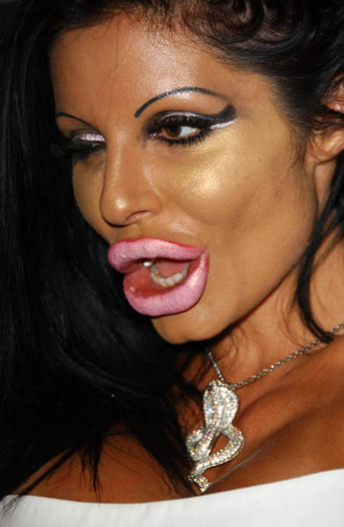 &ldquo;Monster&rdquo; Smile (16 pics)