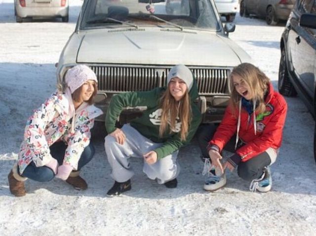 Russian Ladies and Cars (46 pics)
