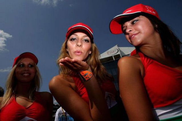 F-1 Sexy Pit Babes (57 pics)