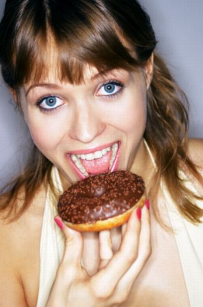 Donuts and Girls – What More to Ask! (33 pics)