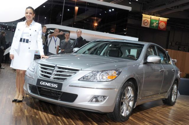 Girls from the 2010 Paris Motor Show (109 pics)