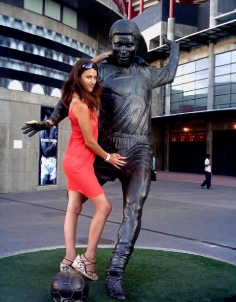 WTF Statue Pawing Pics