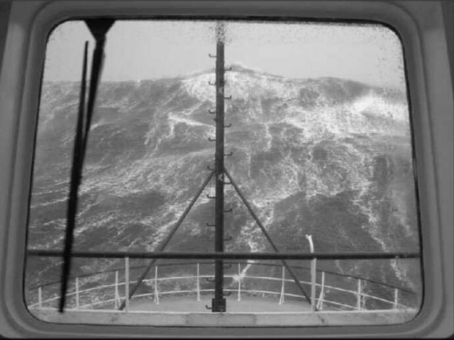 Great Photos of Navy Ships in the Middle of the Ocean
