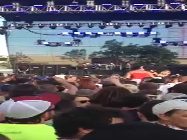 Aaron Lewis Interrupts Concert Because of Dudes Touching a Teenager (VIDEO)