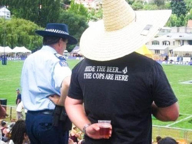 Amusing Examples of Classic T-Shirt Photobombing