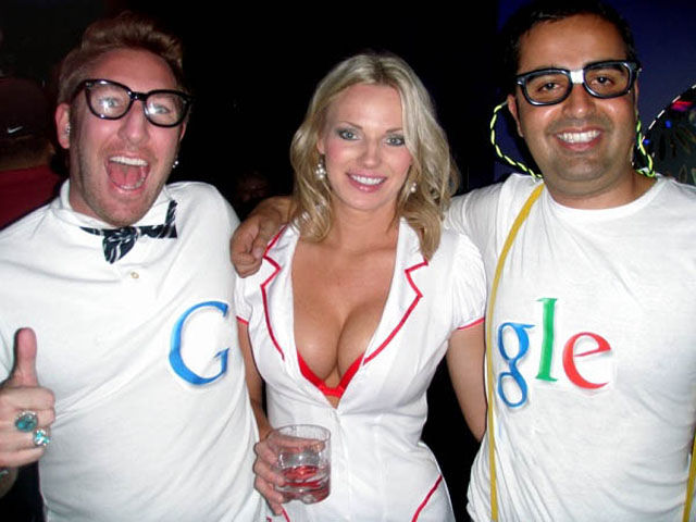 Amusing Examples of Classic T-Shirt Photobombing