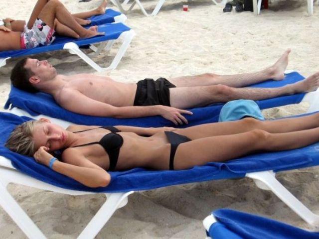 Girls Who Make the “Bikini Bridge” Look Sexy