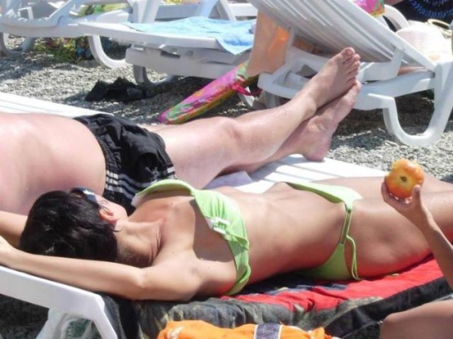 Girls Who Make the “Bikini Bridge” Look Sexy