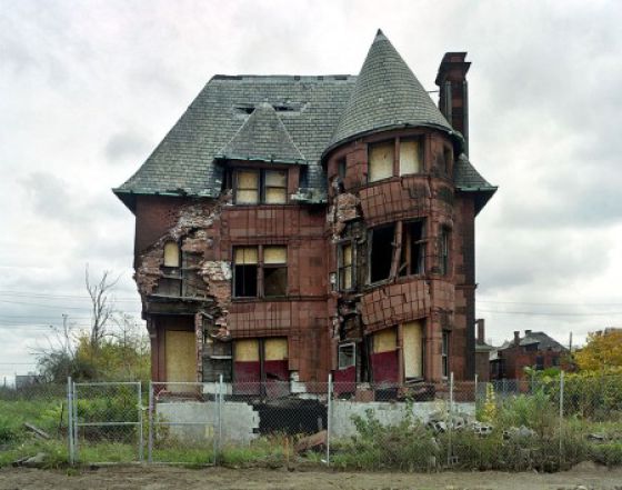 Scary Underground Tunnel Discovered Under a Neglected Home