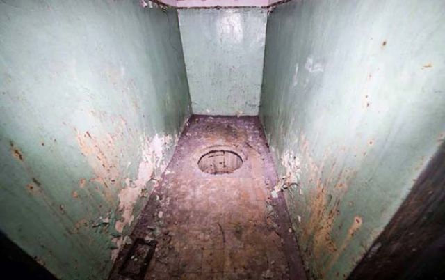 Scary Underground Tunnel Discovered Under a Neglected Home