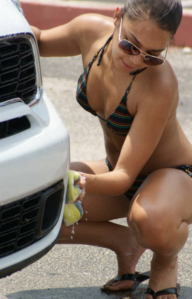 Sexy Girls Getting Wet ‘n Wild at the Car Wash