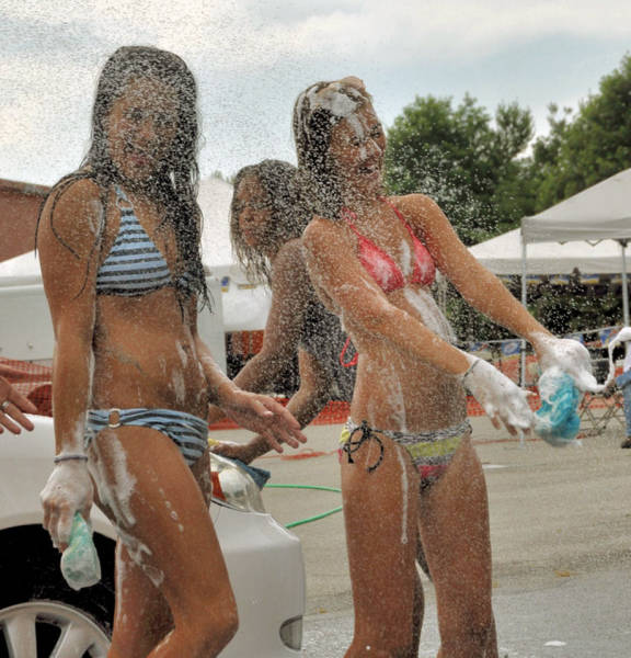 Sexy Girls Getting Wet ‘n Wild at the Car Wash