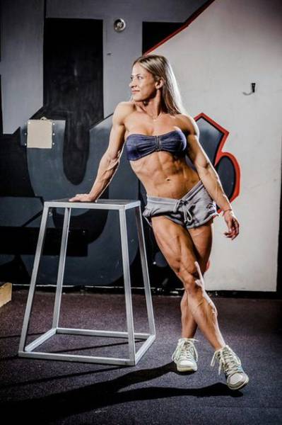 Female Bodybuilder Undergoes a Dramatic Body Transformation in Only One Year