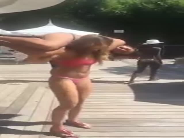 Hottie In Bikini Showing Off Her Body And What She’s Capable Of Doing