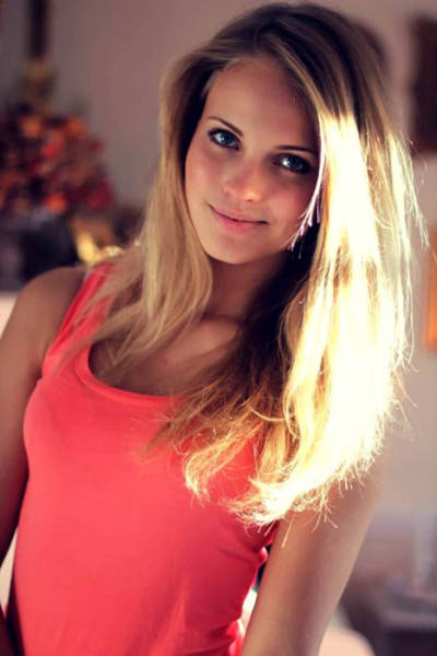 There Are Beautiful Girls Here