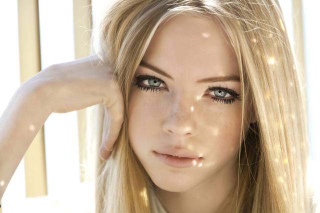 There Are Beautiful Girls Here
