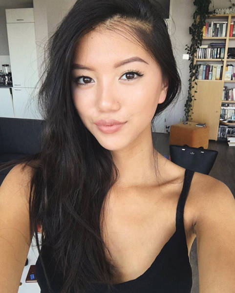 There Are Beautiful Girls Here